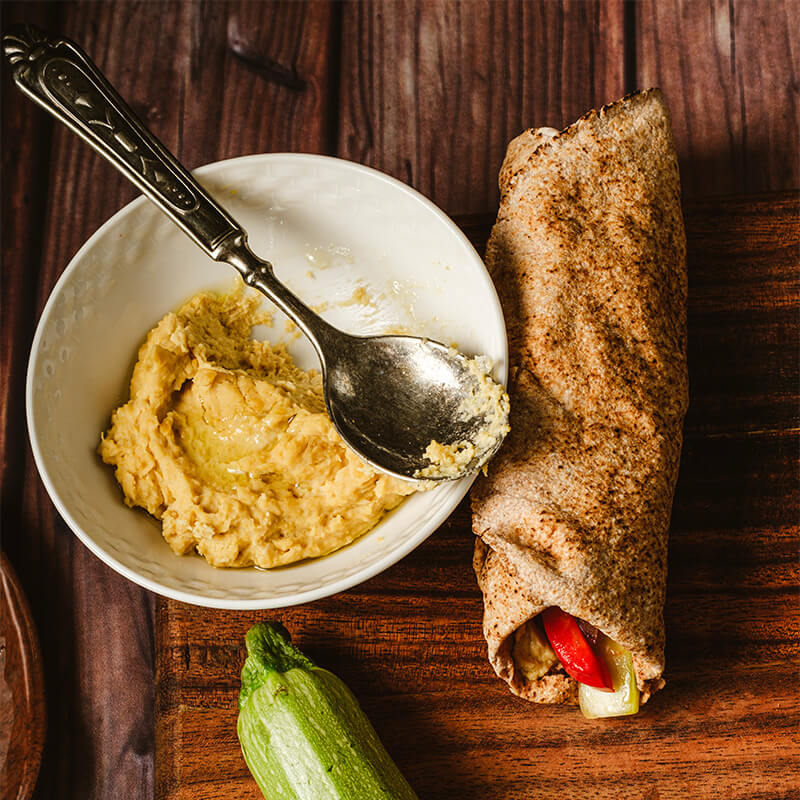Wraps mit geröstetem Gemüse und Hummus